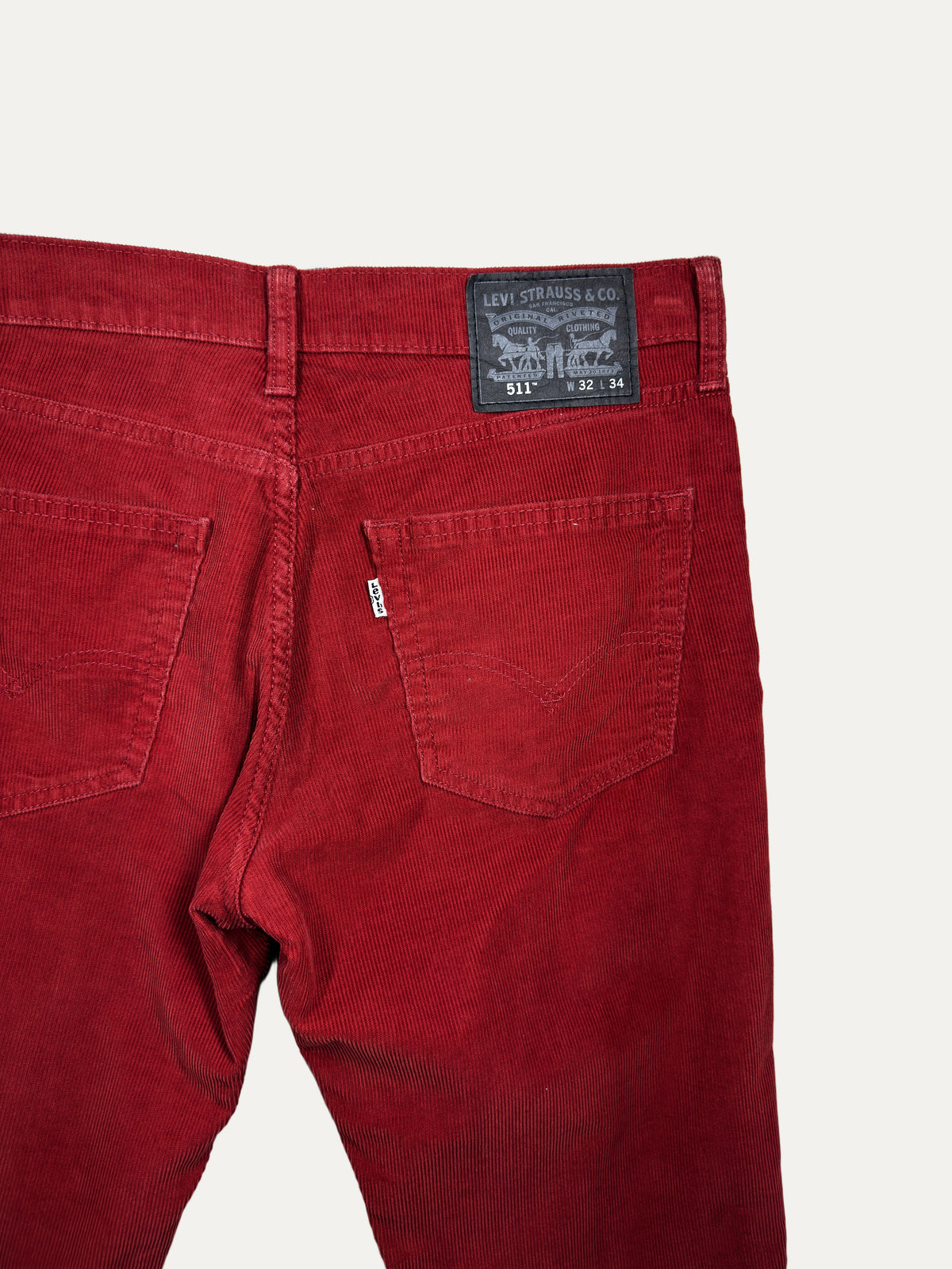 Vintage Levi's 511 Slim Jeans in red, unisex, size W32 L34 – second-hand
