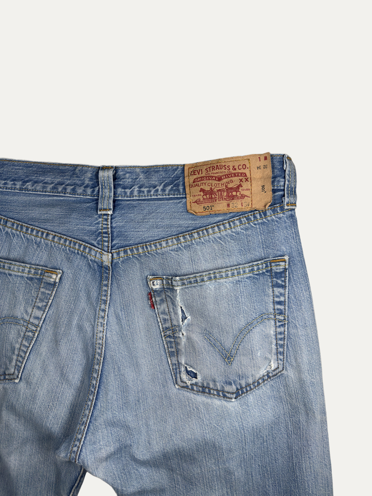 Vintage Levi's 501 Straight Jeans in light wash, unisex, size W32 L34 – second-hand