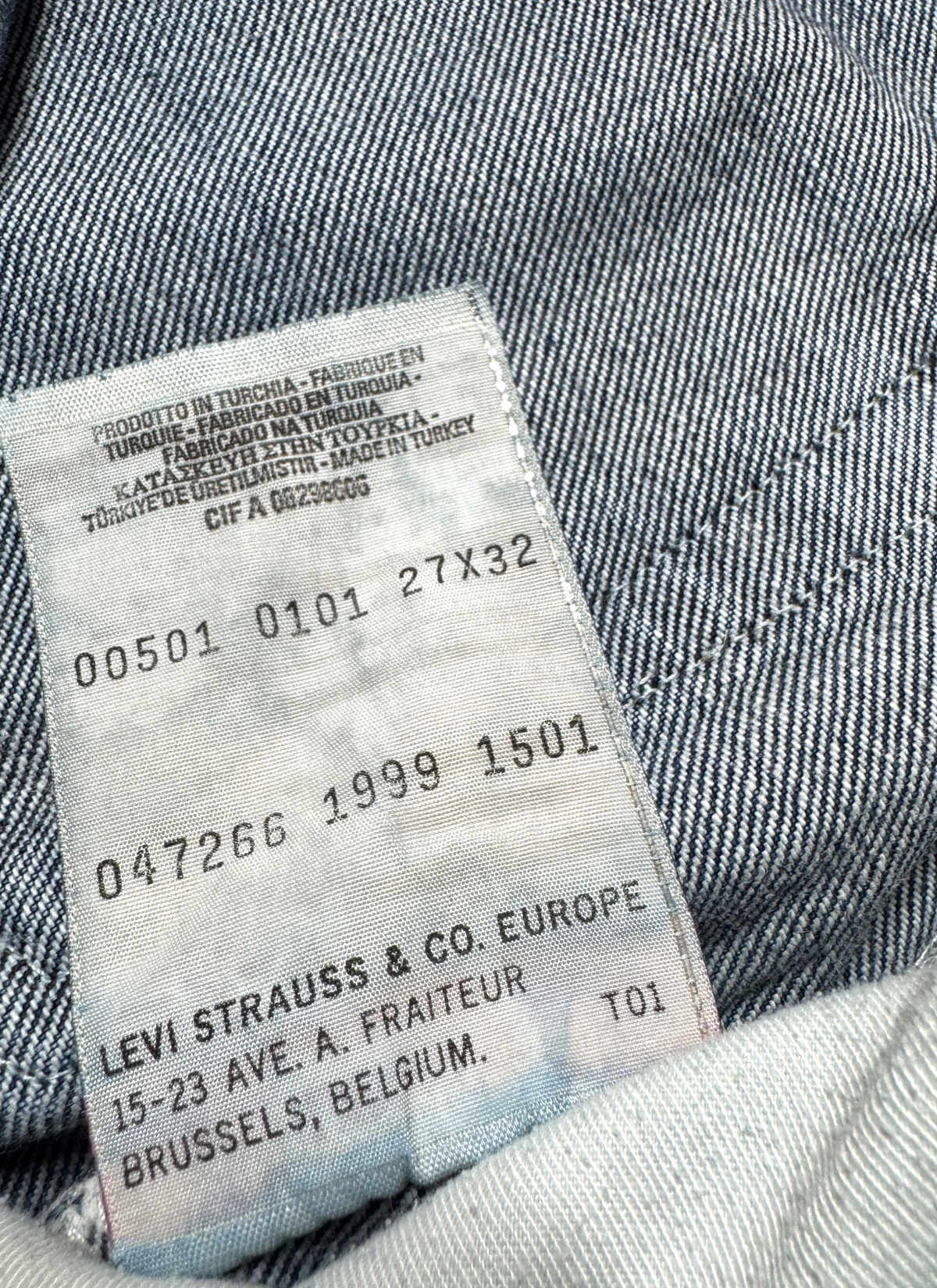 Vintage Levi's 501 Straight Jeans in blue, unisex, size W27 L32 – second-hand