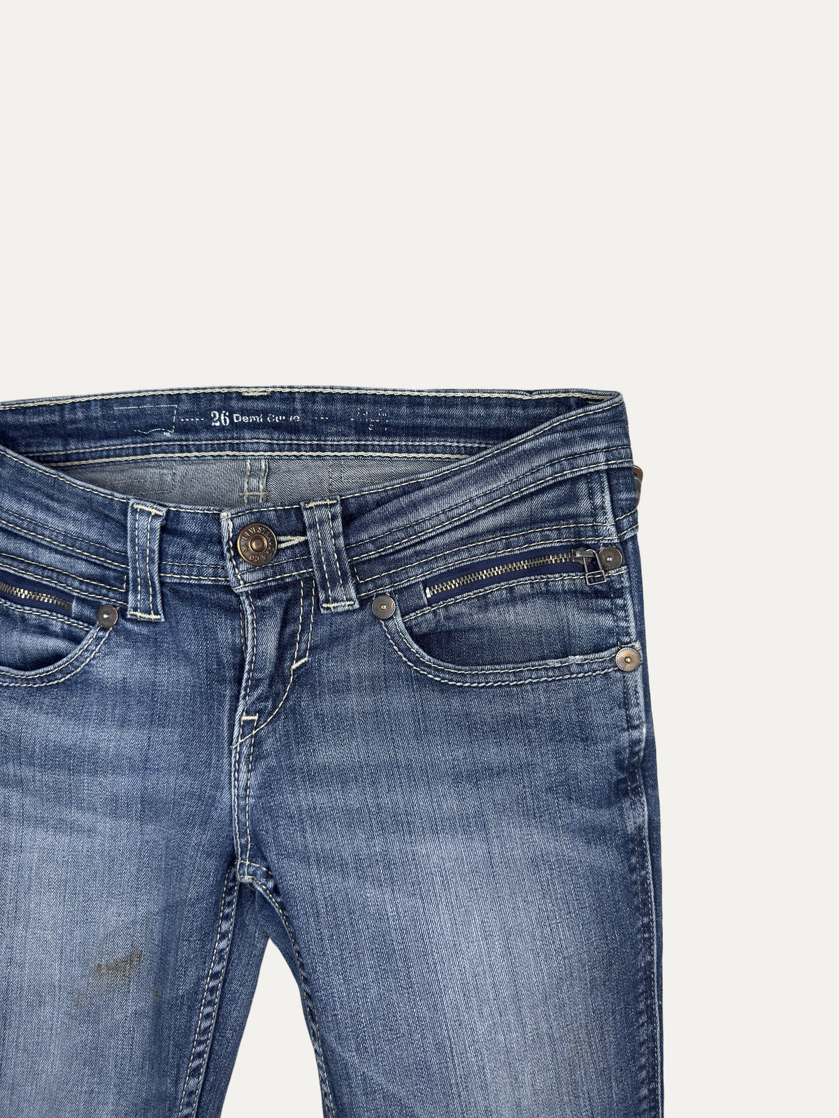 Vintage Levi's Low Waist Jeans in mid wash, women's, size W26 – second-hand