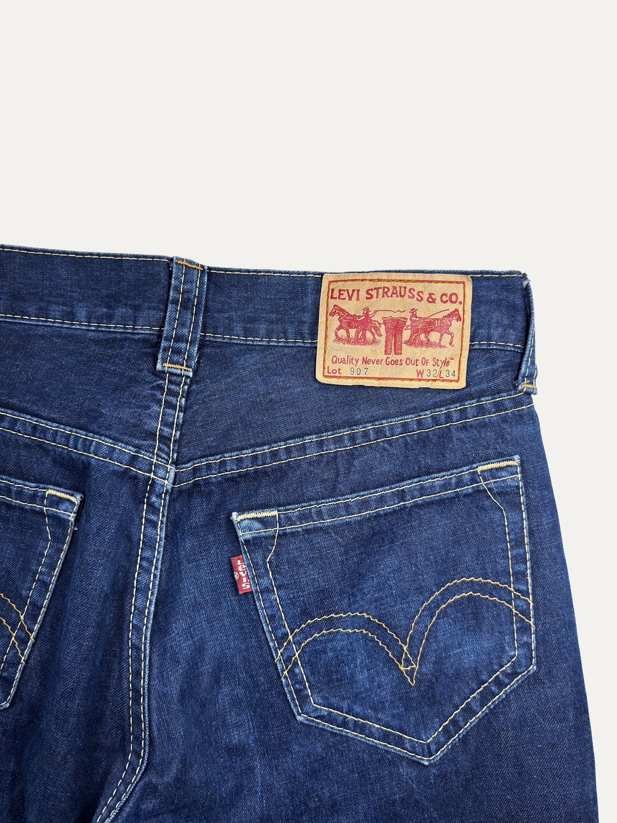 Vintage Levi's 907 Jeans in mid wash, unisex, size W32 L34 – second-hand