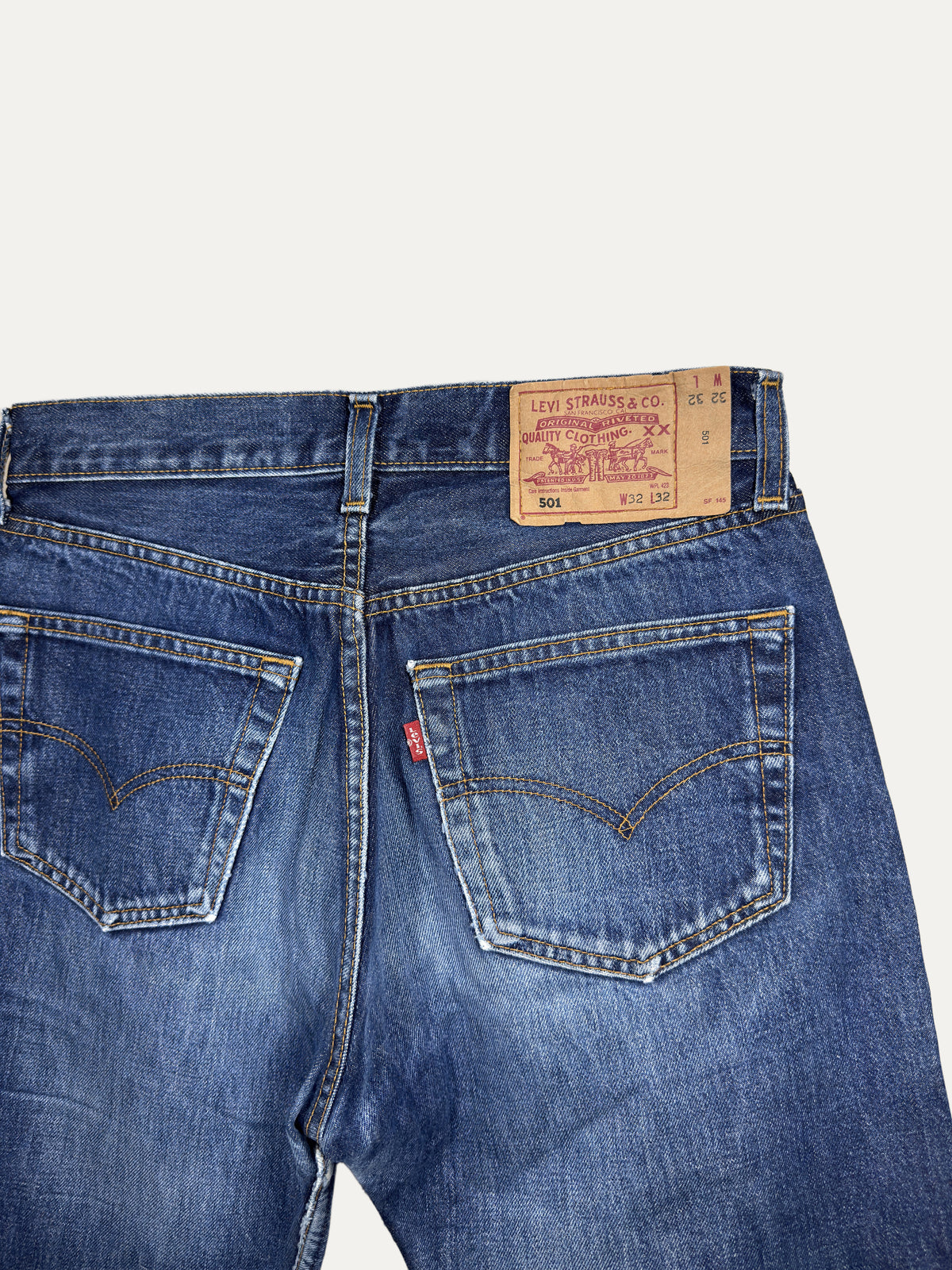 Vintage Levi's 501 Straight Jeans in mid wash, unisex, size W32 L32 – second-hand