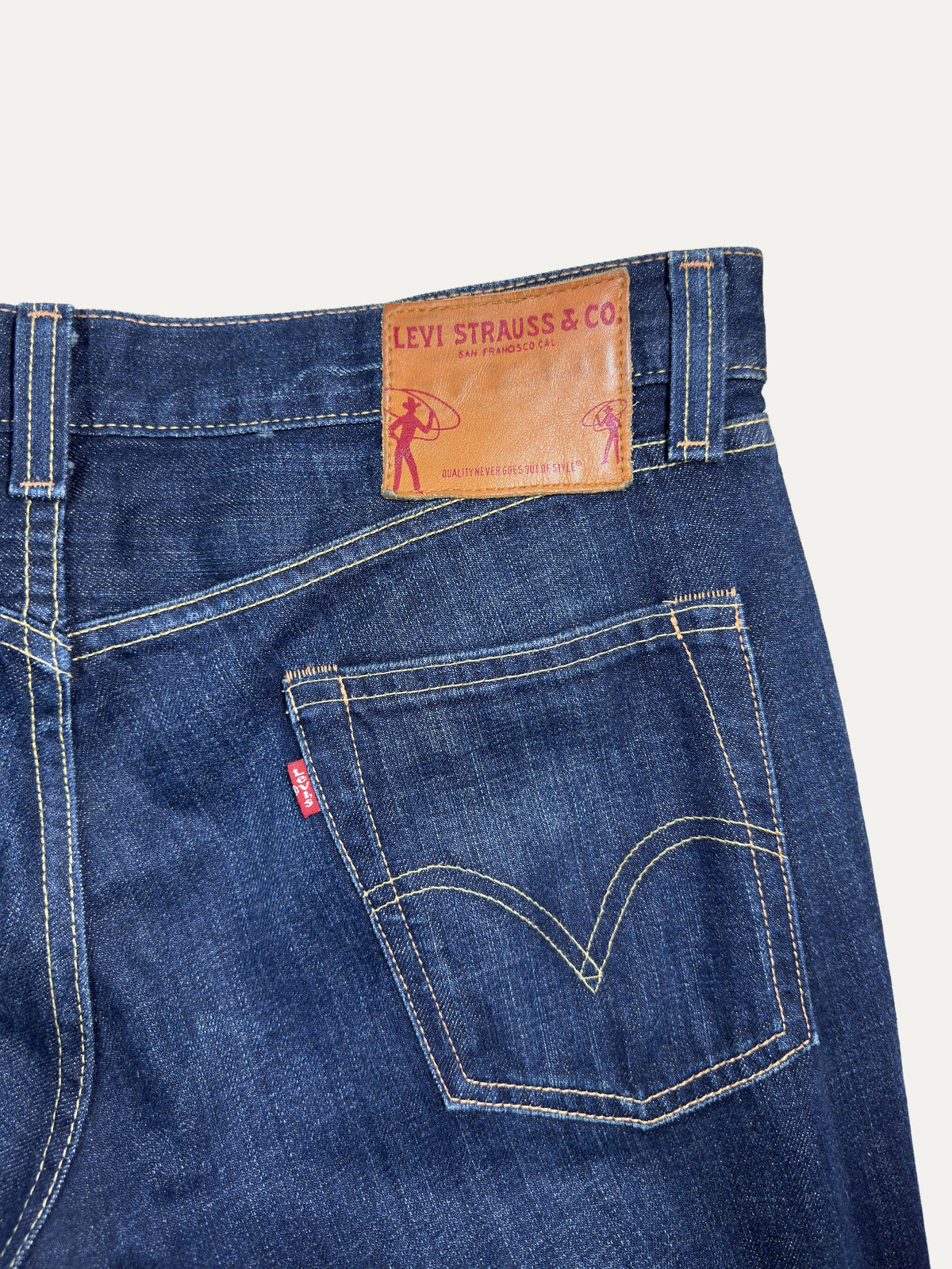 Vintage Levi's Bootcut Jeans in mid wash, unisex, size W35 L32 – second-hand
