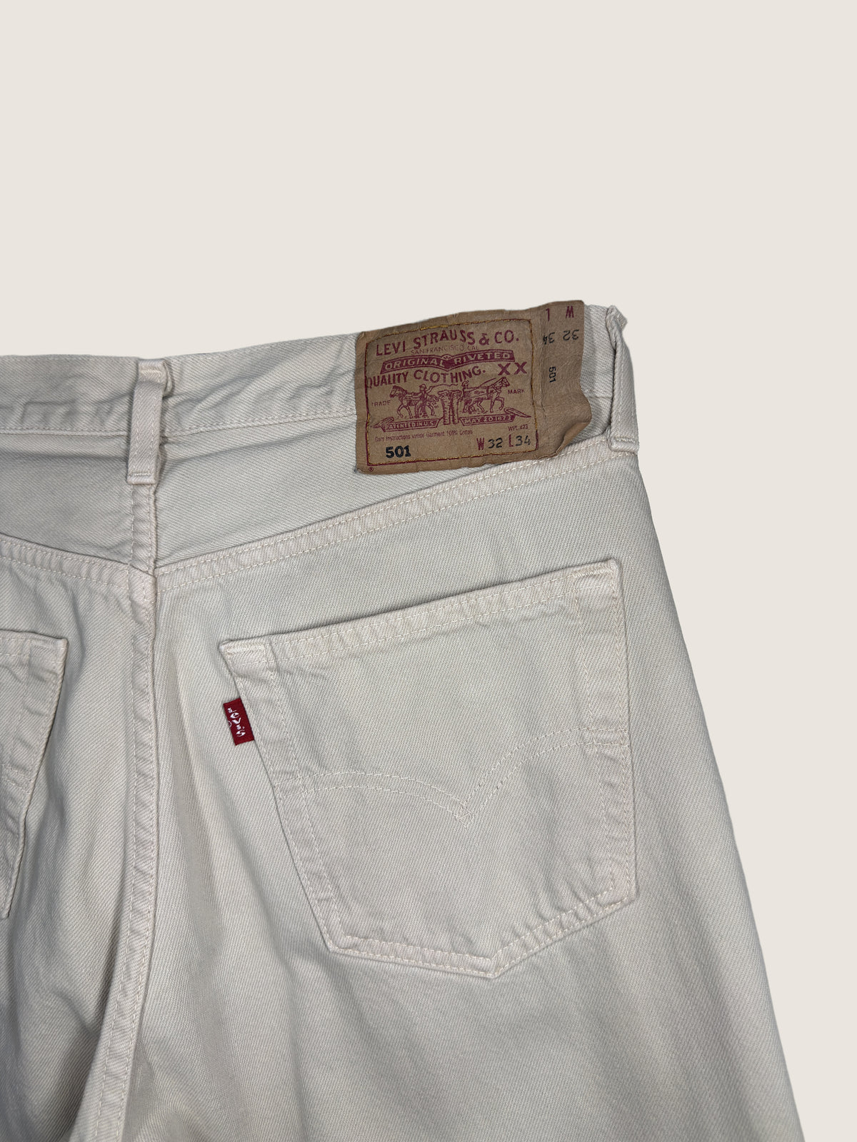 Vintage Levi's 501 Straight Jeans in beige, unisex, size W32 L34 – second-hand