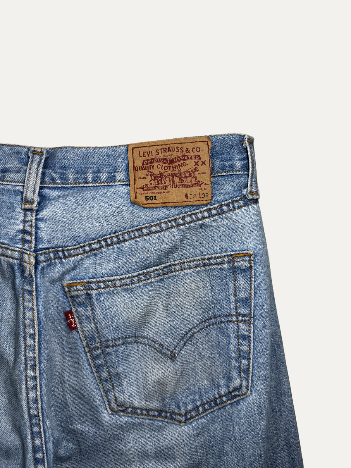 Vintage Levi's 501 Straight Jeans in light wash, unisex, size W32 L32 – second-hand