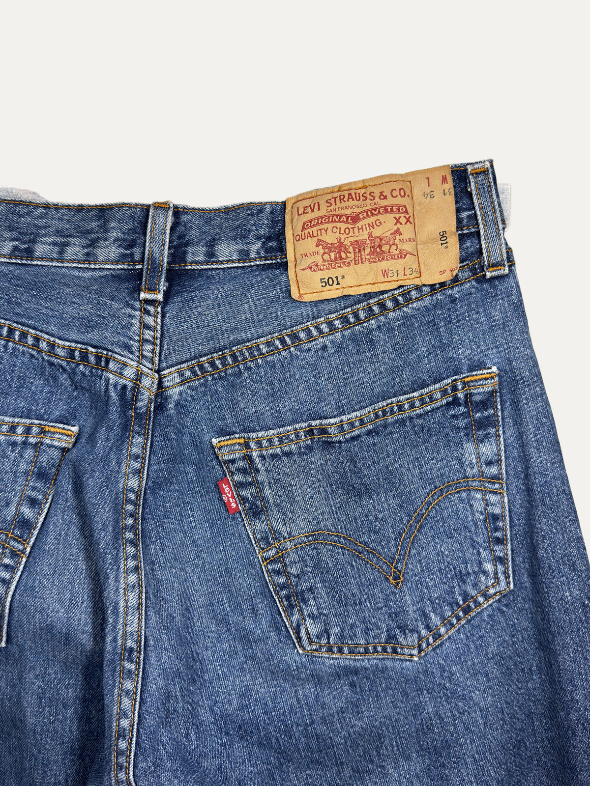Vintage Levi's 501 Straight Jeans in mid wash, unisex, size W31 L34 – second-hand
