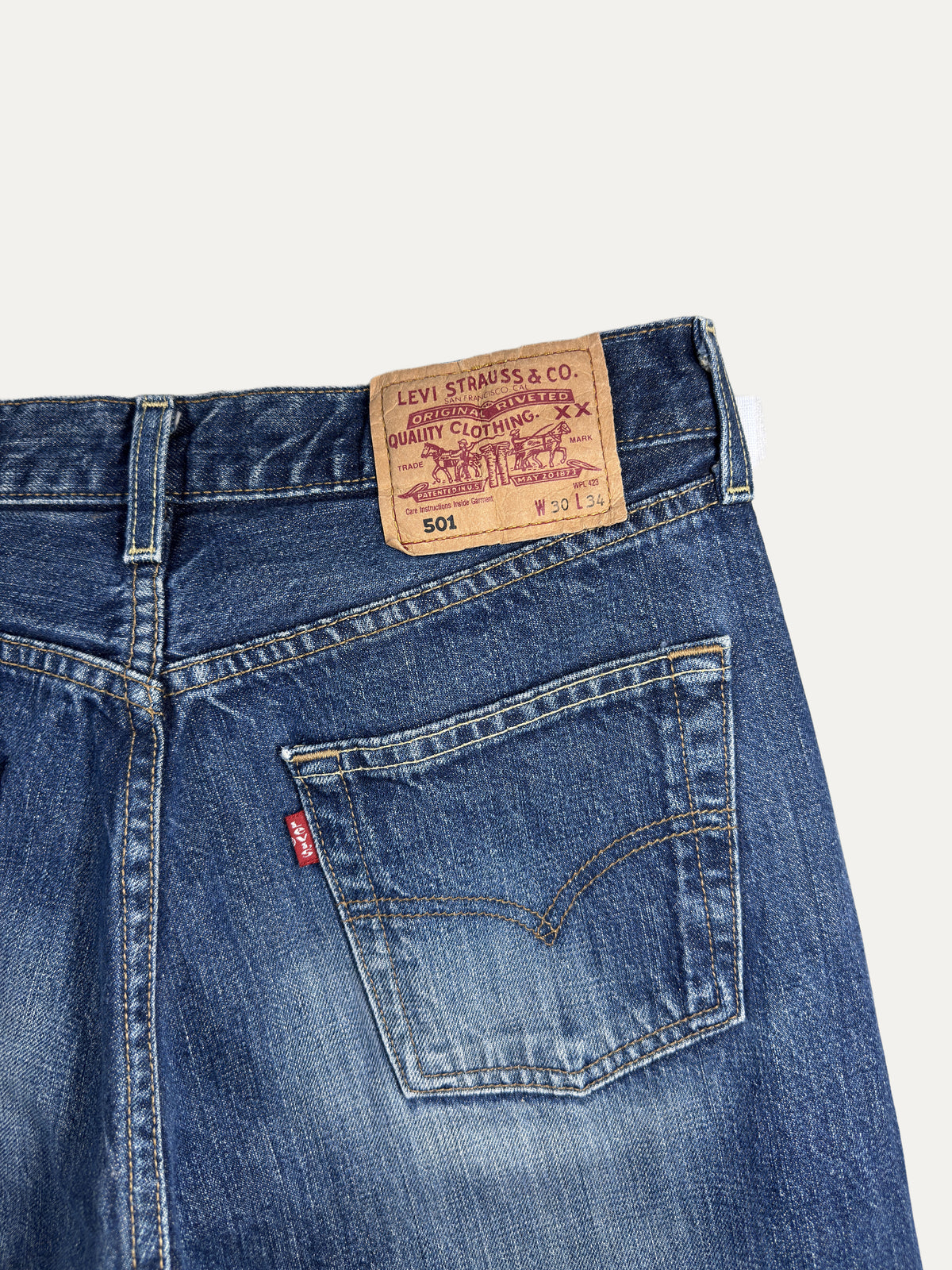 Vintage Levi's 501 Straight Jeans in mid wash, unisex, size W30 L34 – second-hand