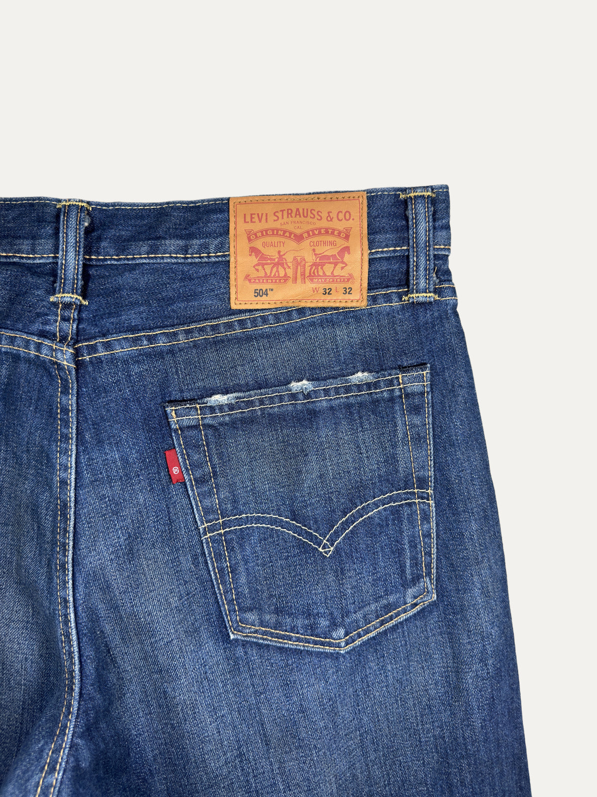 Vintage Levi's 504 Straight Jeans in mid wash, unisex, size W32 L32 – second-hand