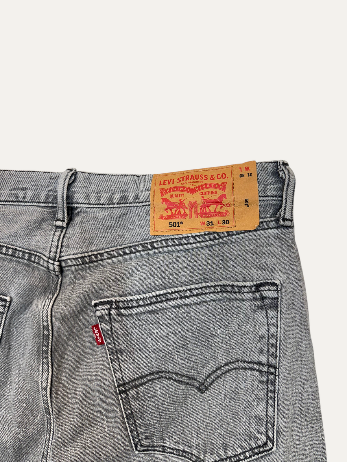 Vintage Levi's 501 Straight Jeans in grey, unisex, size W31 L30 – second-hand