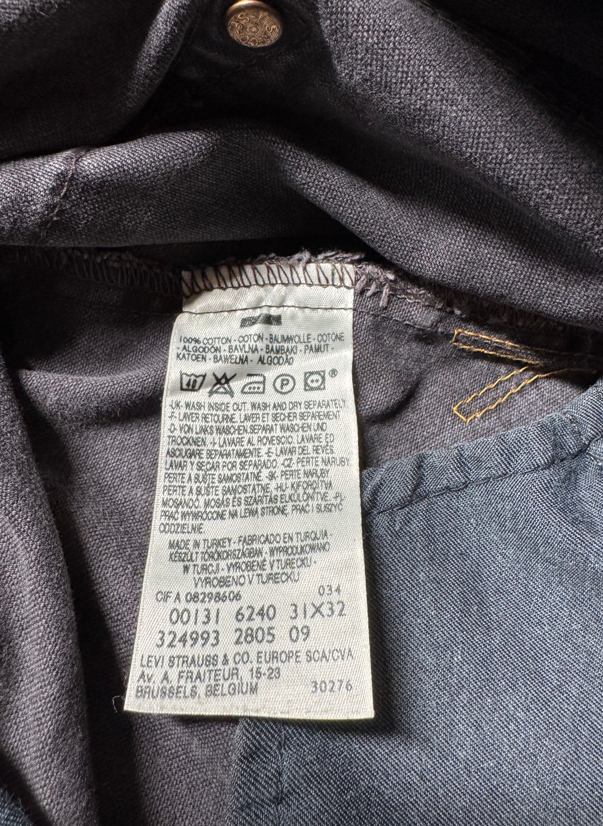Vintage Levi's Red Tab Straight Jeans in blue, unisex, size W31 L32 – second-hand