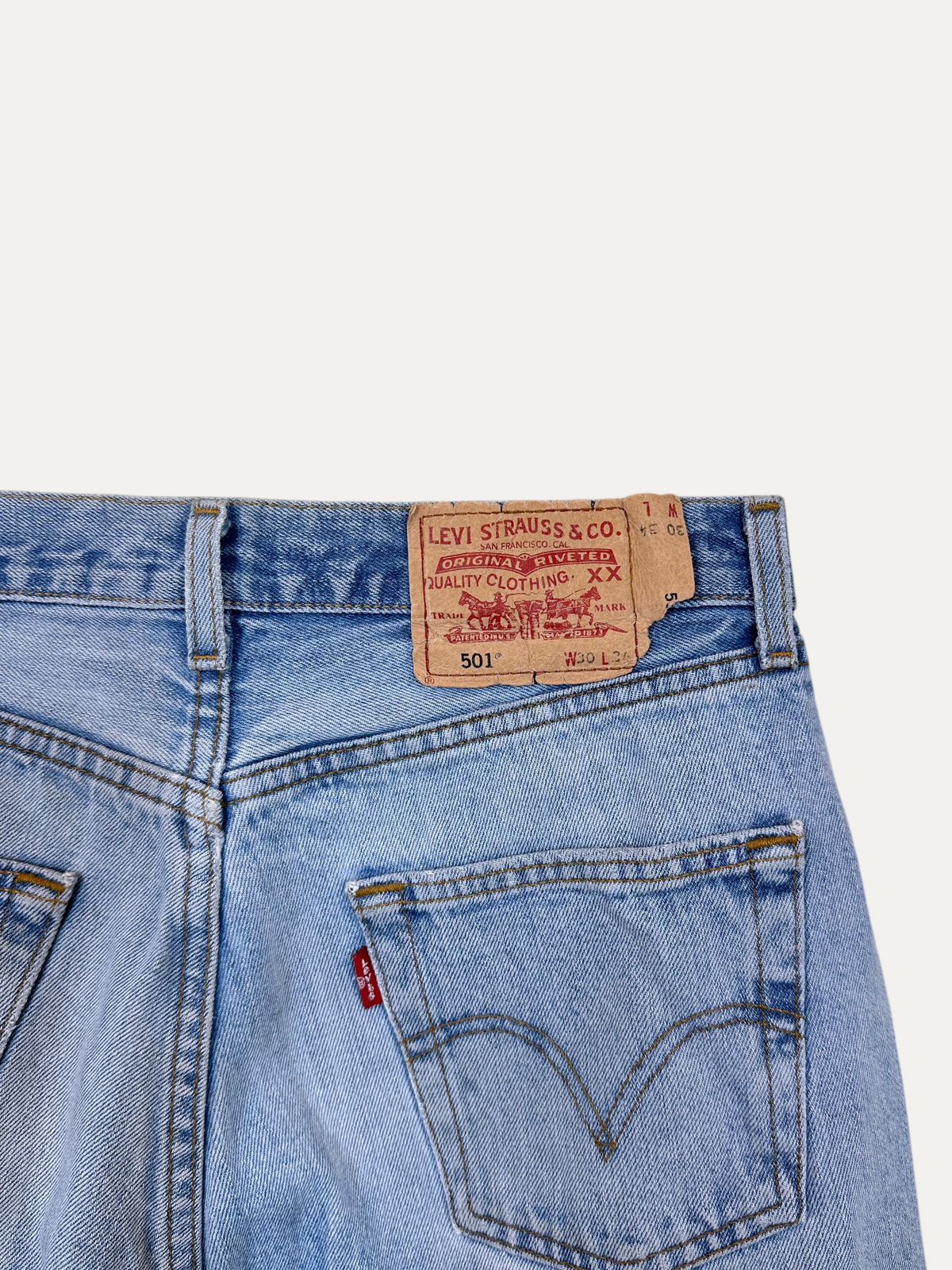 Vintage Levi's 501 Straight Jeans in blue, unisex, size W30 L34 – second-hand